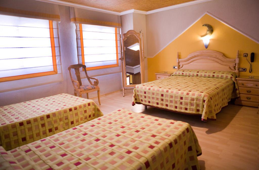 מוטריל Hostal La Campana חדר תמונה