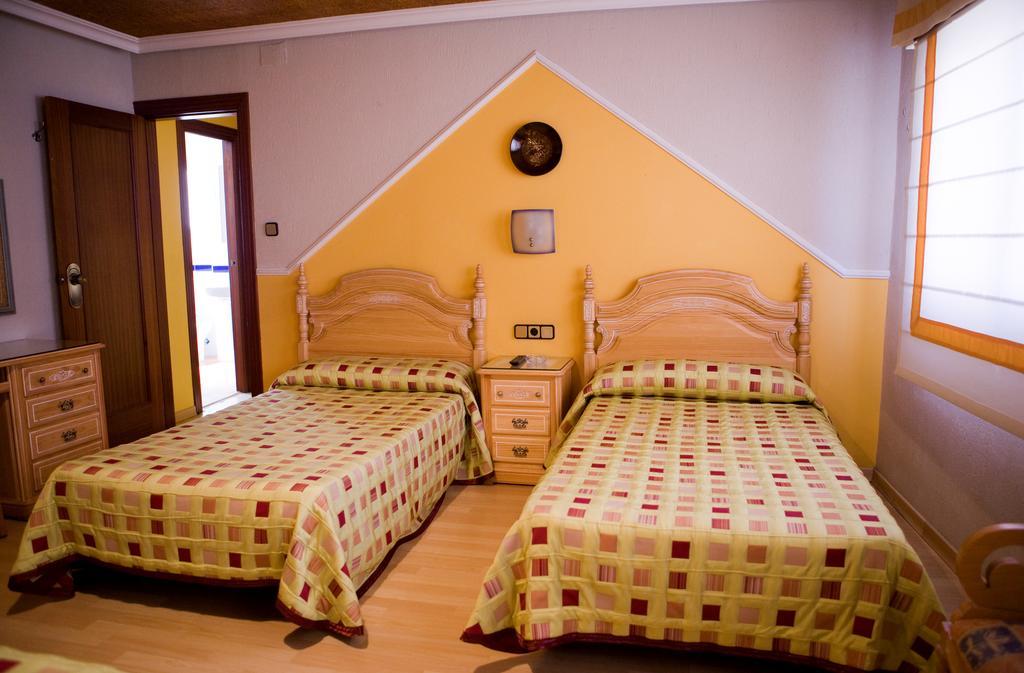 מוטריל Hostal La Campana חדר תמונה