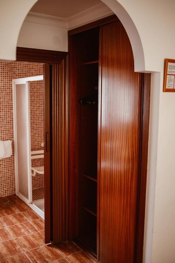 מוטריל Hostal La Campana מראה חיצוני תמונה
