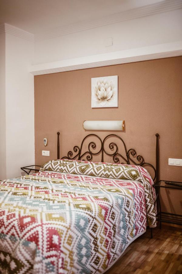 מוטריל Hostal La Campana מראה חיצוני תמונה