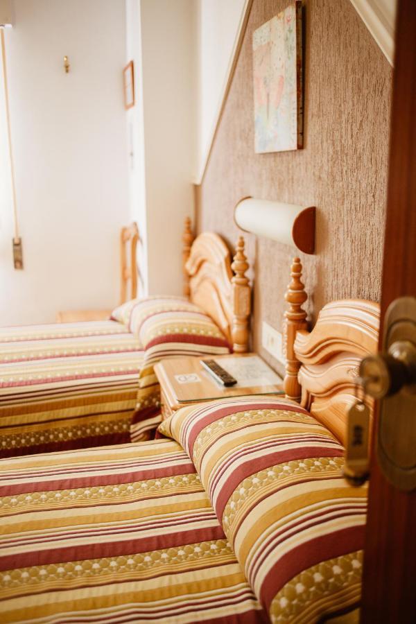 מוטריל Hostal La Campana מראה חיצוני תמונה