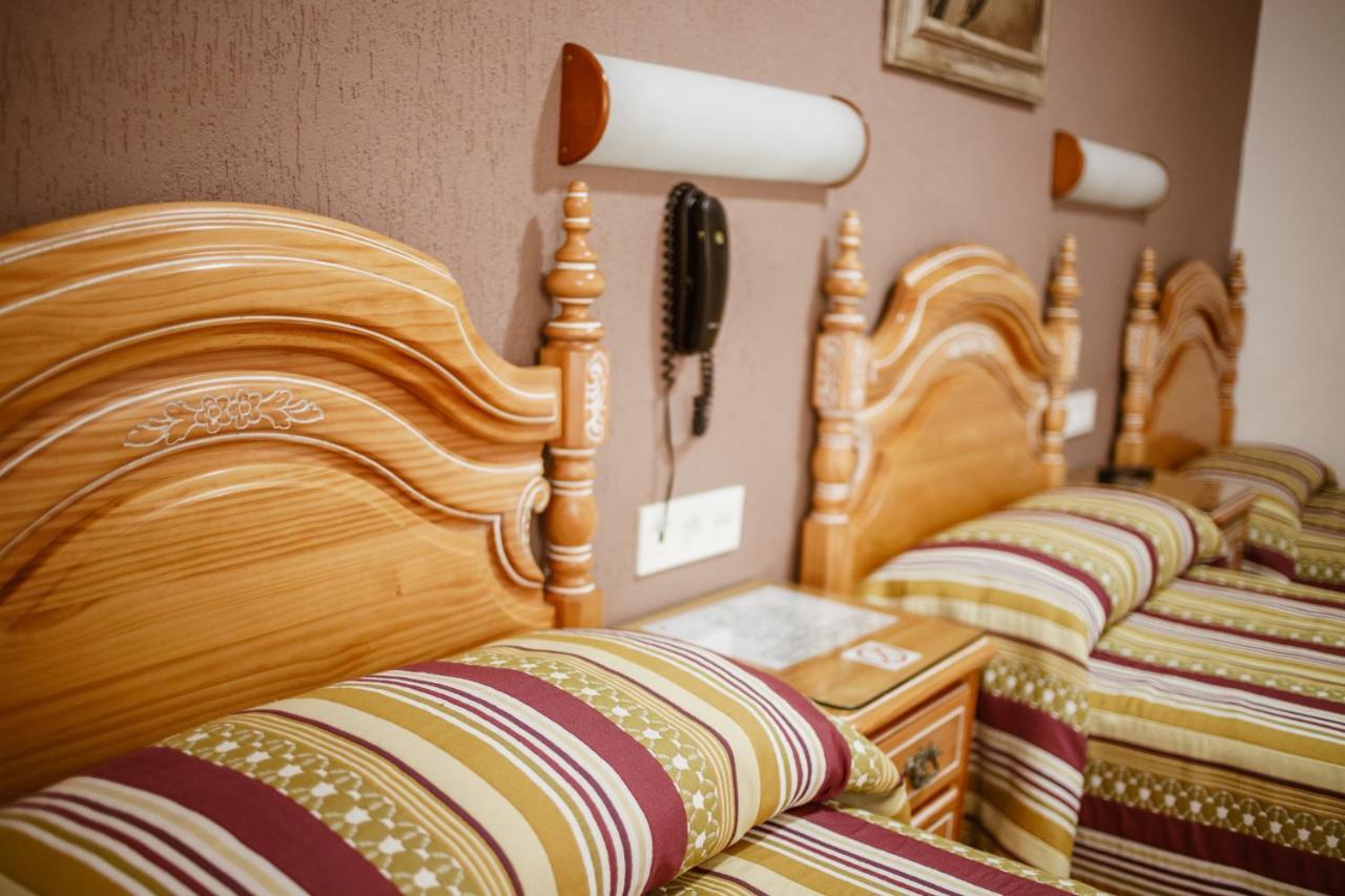מוטריל Hostal La Campana מראה חיצוני תמונה
