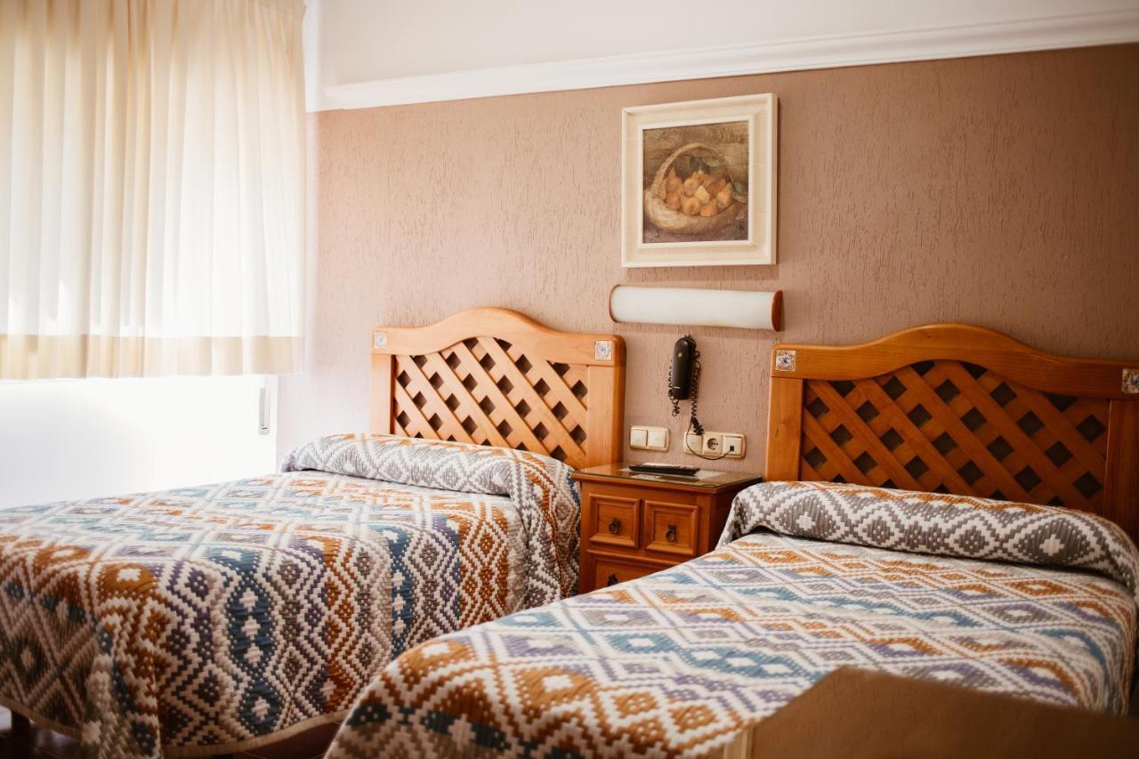 מוטריל Hostal La Campana מראה חיצוני תמונה