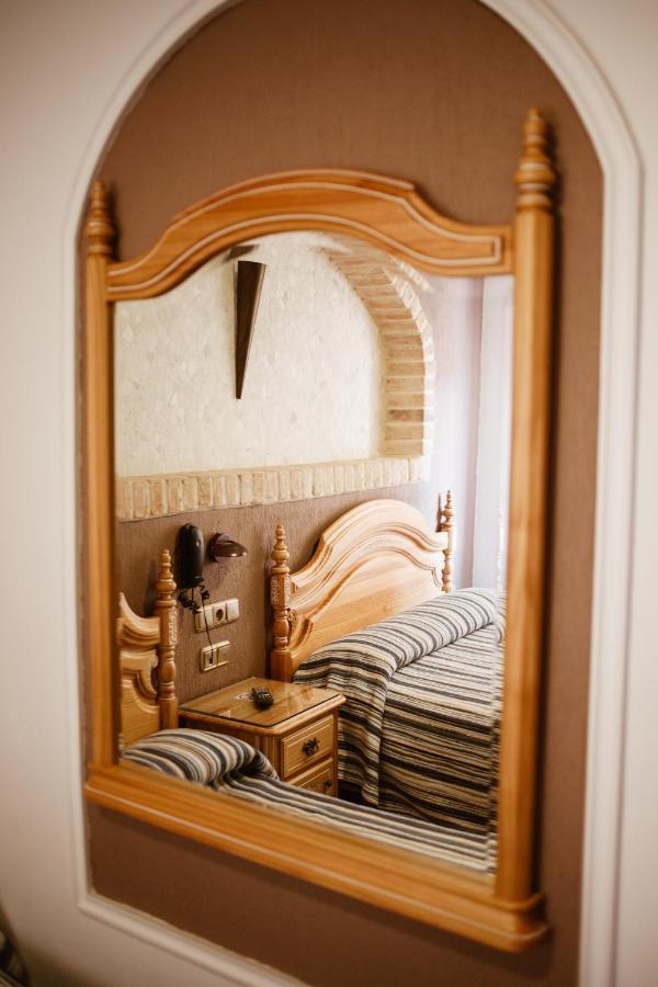 מוטריל Hostal La Campana מראה חיצוני תמונה