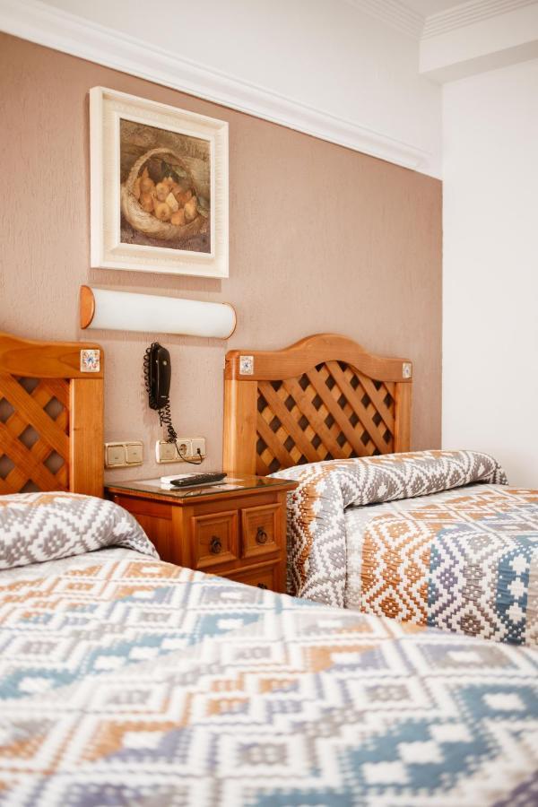 מוטריל Hostal La Campana מראה חיצוני תמונה
