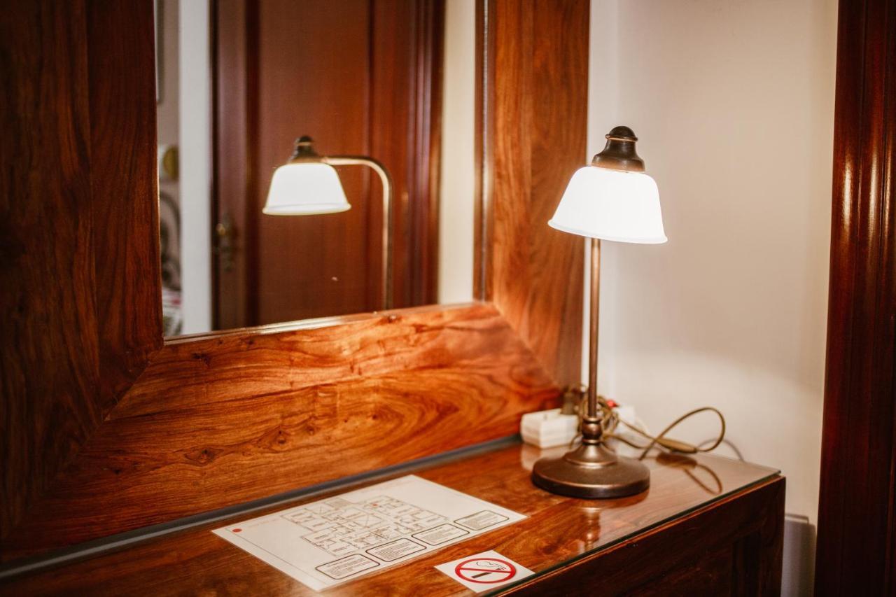 מוטריל Hostal La Campana מראה חיצוני תמונה