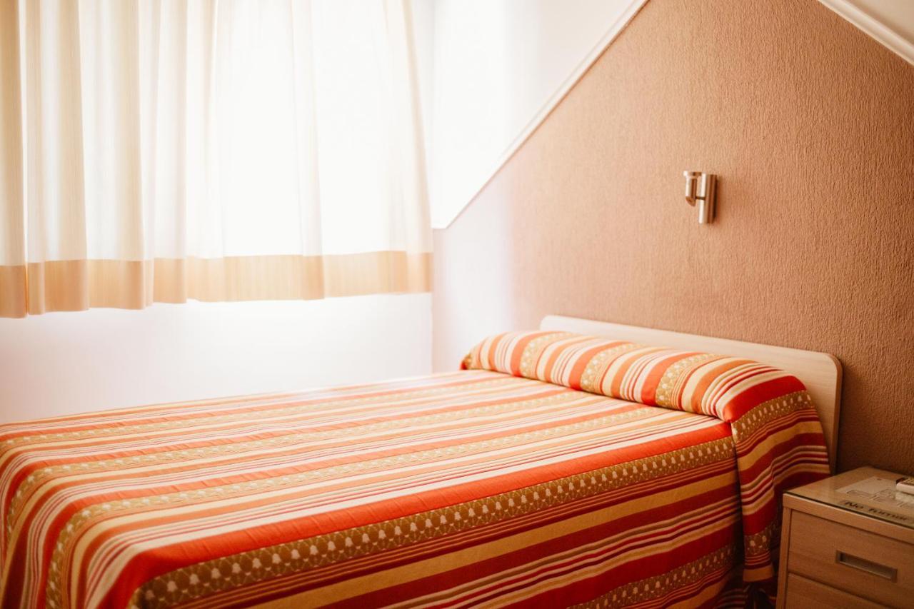 מוטריל Hostal La Campana מראה חיצוני תמונה