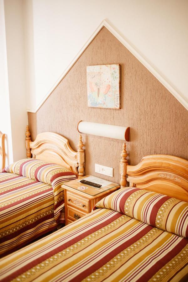 מוטריל Hostal La Campana מראה חיצוני תמונה