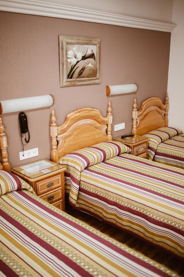 מוטריל Hostal La Campana מראה חיצוני תמונה