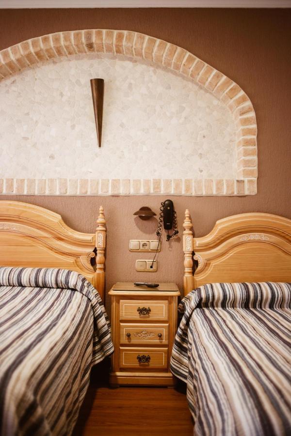 מוטריל Hostal La Campana מראה חיצוני תמונה