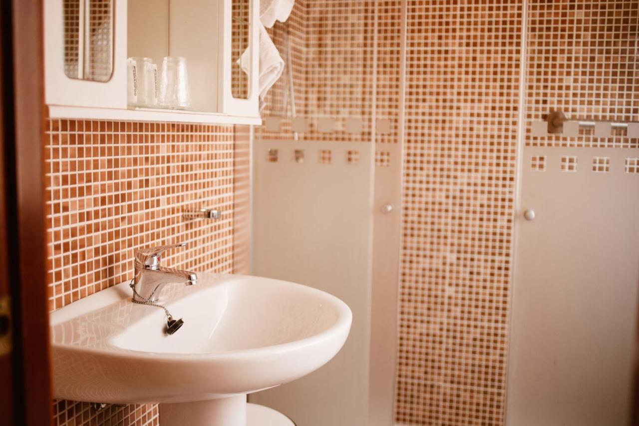 מוטריל Hostal La Campana מראה חיצוני תמונה