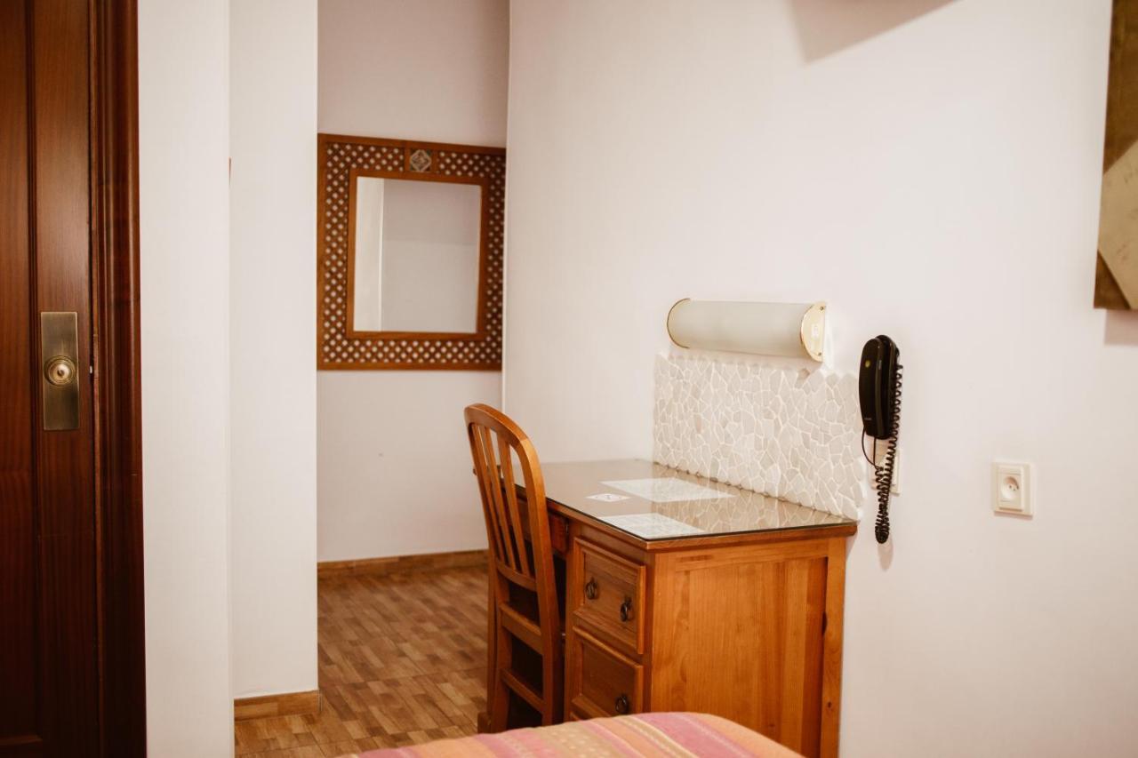 מוטריל Hostal La Campana מראה חיצוני תמונה
